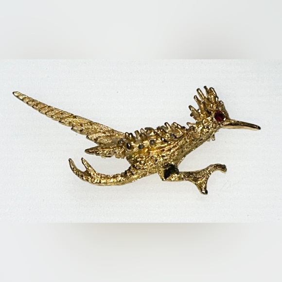 Vintage Gold Tone Metal Roadrunner Brooch Pin with red rhinestone eye. - Picture 1 of 2